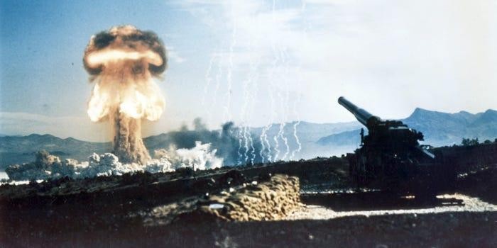 Hình ảnh vụ bắn thử một khẩu pháo nguyên tử M65 ngày 25 tháng 5 năm 1953. (Cục An ninh Hạt nhân Quốc gia Mỹ)