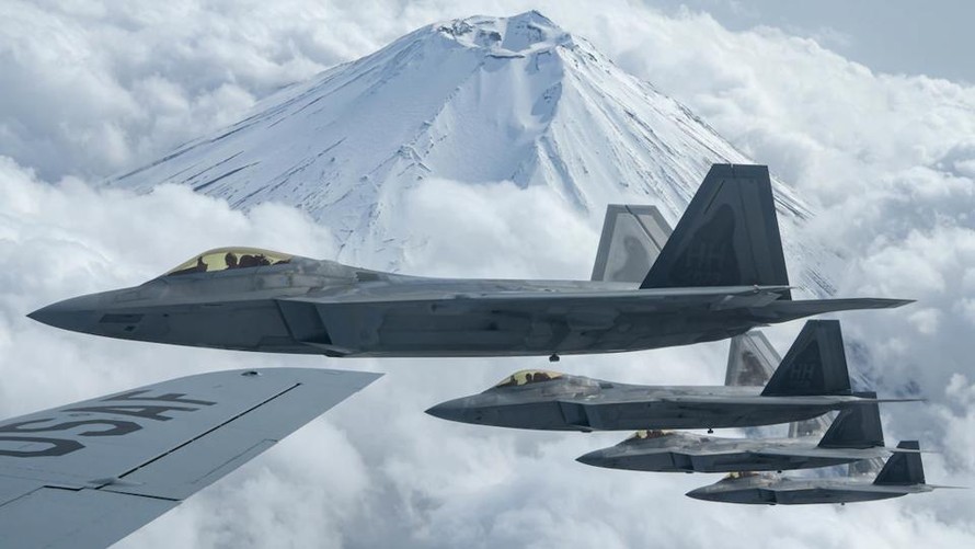 Bốn chiếc F-22 Raptors từ Phi đội máy bay chiến đấu số 199 bay cùng với một chiếc KC-135 Stratotanker của Không quân Mỹ từ Phi đội tiếp nhiên liệu số 909 trong cuộc huấn luyện máy bay chiến đấu thế hệ thứ năm gần Núi Phú Sĩ, Nhật Bản, vào ngày 1 tháng 4 năm 2021. ẢNH Không quân Mỷ