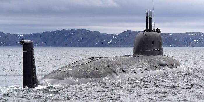 Tàu ngầm chạy bằng năng lượng hạt nhân lớp Yasen của Hải quân Nga đến căn cứ nhà của nó ở Severomorsk, trên bờ biển Bắc Cực của Nga, ngày 1 tháng 6 năm 2021. Ảnh: Lev Fedoseyev \ TASS qua Getty Images