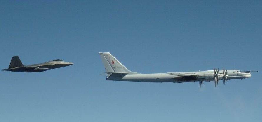 F-22 “hỏi thăm” Tu-95 trên bầu trời Alaska