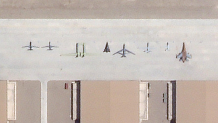 Các hình ảnh vệ tinh gần đây do The War Zone đăng tải cho thấy sự hiện diện của rất nhiều máy bay không người lái, bao gồm các loại Wing Loong và Sharp Sword, trước nhà chứa UAV tại căn cứ không quân Malan ở tỉnh Tân Cương