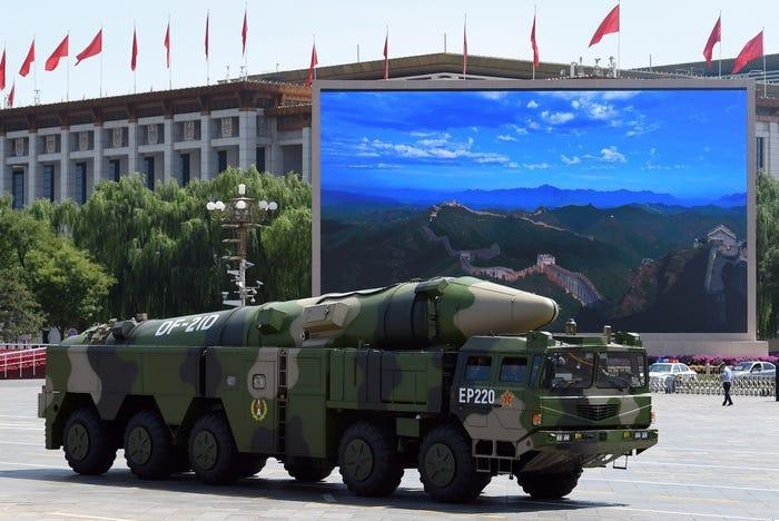 Một tên lửa đạn đạo DF-21D của Trung Quốc trước hình ảnh Vạn Lý Trường Thành, ở Bắc Kinh, ngày 3 tháng 9 năm 2015. Getty Images