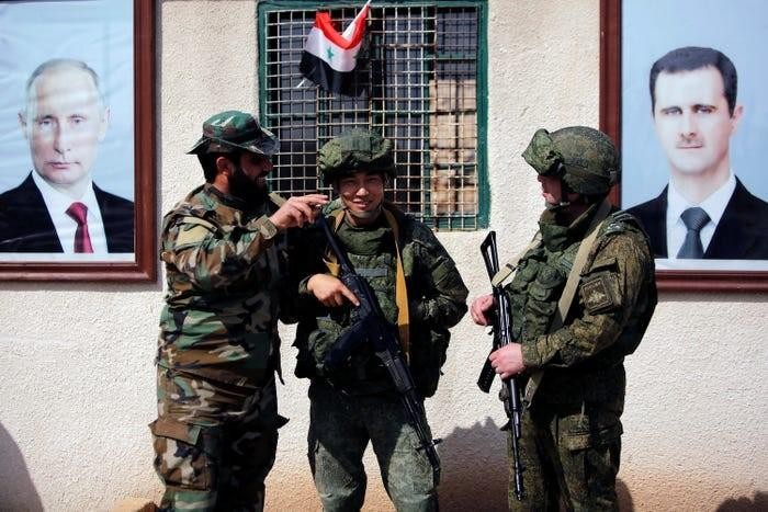 Các binh sĩ Syria và Nga tại một trạm kiểm soát ở Damascus, ngày 2 tháng 3 năm 2018. Omar Sanadiki / Reuters