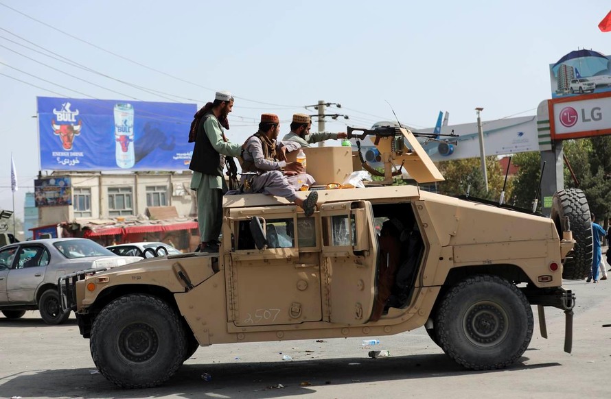 Các chiến binh Taliban đứng gác trước sân bay quốc tế Hamid Karzai, ở Kabul, Afghanistan, ngày 16/8. Hàng nghìn người đã tập trung tại sân bay của thủ đô Afghanistan hôm thứ Hai, lao vào đường băng và tìm cách lên máy bay trong nỗ lực chạy trốn trong tuyệt vọng sau khi Taliban lật đổ chính phủ do phương Tây hậu thuẫn. (Ảnh AP / Rahmat Gul) (AP)