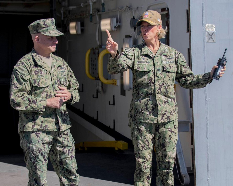 Hạm trưởng Amy N. Bauernchmidt (phải), khi còn là sĩ quan chỉ huy của tàu vận tải đổ bộ San Diego hồi năm 2019.