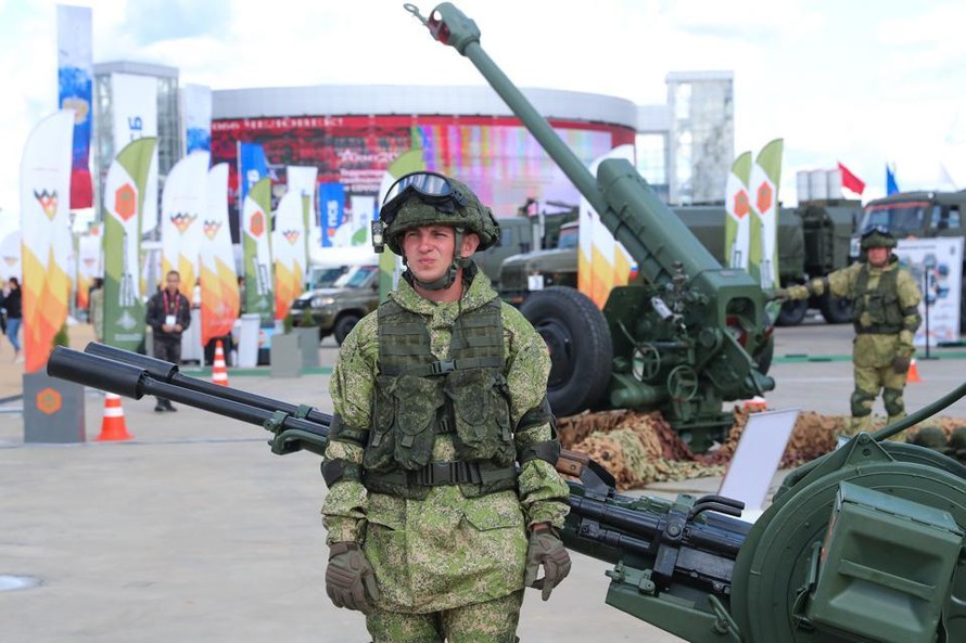 Một quân nhân tại Diễn đàn Kỹ thuật và Quân sự Quốc tế Army 2021, trong công viên quân sự Patriot ở vùng Moscow vào ngày 23 tháng 8 năm 2021