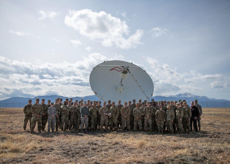 Các quân nhân Mỹ đứng trước một thiết bị đối phó vệ tinh hồi năm 2020. Andrew Bertaina / Lực lượng Không quân Mỹ