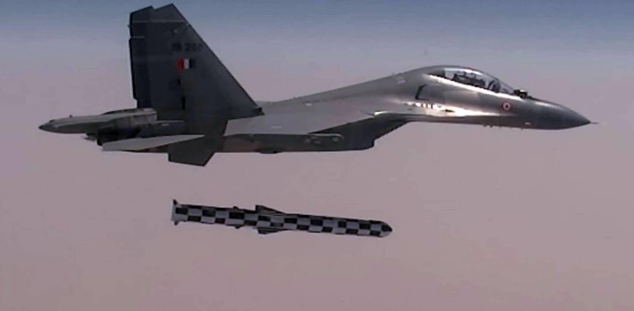 Một chiếc Su-30MKI của Không quân Ấn Độ phóng tên lửa tầm xa BrahMos bắn mục tiêu cách xa 4.000 km. (Twitter)
