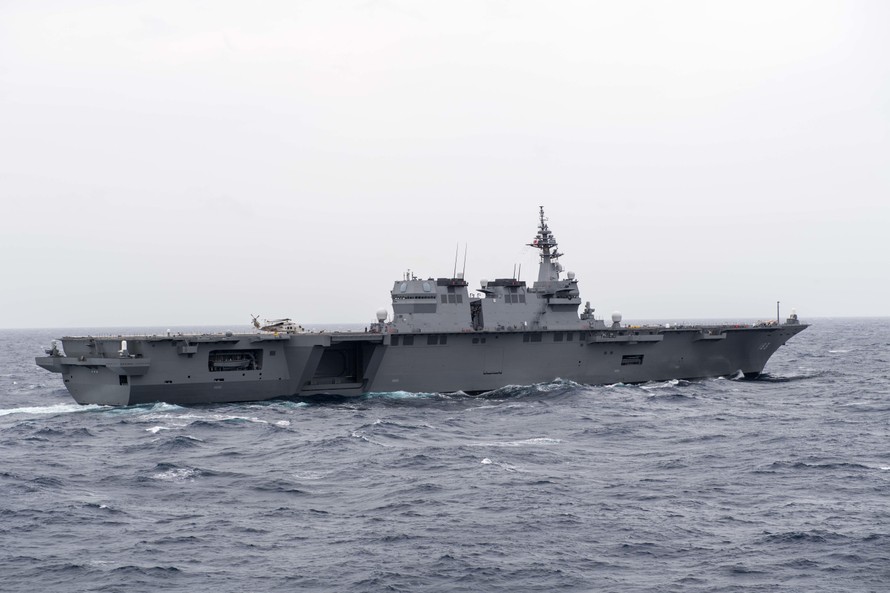 Tàu khu trục trực thăng JS Izumo (DDH-183) của Lực lượng Phòng vệ Hàng hải Nhật Bản cơ động trong cuộc tập trận điều Malabar 2017. Ảnh Hải quân Mỹ.