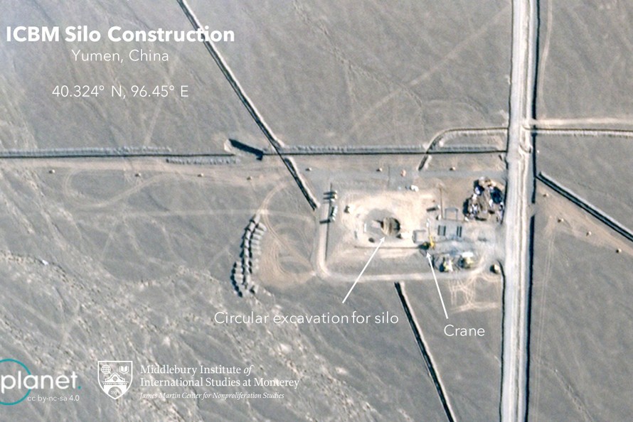Một công trường xây dựng các hầm chứa tên lửa đạn đạo xuyên lục địa mới ở rìa sa mạc Gobi ở tây bắc Trung Quốc.