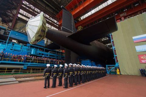 Tàu ngầm K-571 Krasnoyarsk trong lễ hạ thủy, ngày 30/7/2021. Chân vịt của tàu ngầm được che lại, ngăn các quốc gia khác biết được công nghệ triệt tiêu âm thanh nào được tích hợp.