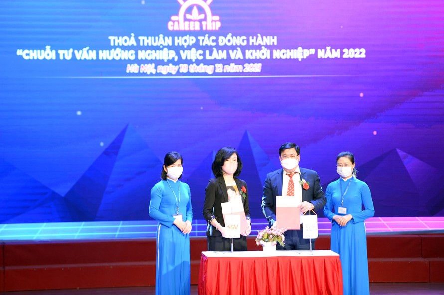 Trung tâm Dịch vụ việc làm và Hỗ trợ thanh thiếu niên Hà Nội ký thỏa thuận đồng hành với Career Trip năm 2022, để đổng hành, hỗ trợ học sinh, sinh viên vượt qua khó khăn.