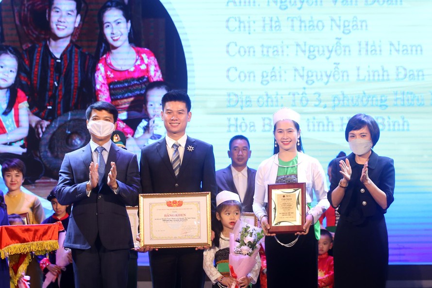 Anh Nguyễn Ngọc Lương, Bí thư T.Ư Đoàn, Chủ tịch T.Ư Hội LHTN Việt Nam trao phần thưởng cho các "Gia đình trẻ tiêu biểu" năm 2021.