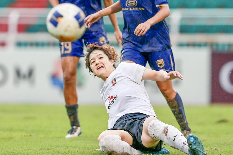 ‘Nhìn trời’ để tung đội hình chính trong trận quyết đấu TPHCM vs Urawa Red