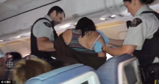 Hành khách say rượu đá ghế, đánh tiếp viên trên máy bay