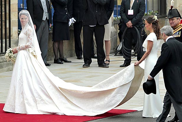 12 bộ váy cưới hoàng gia kinh điển qua mọi thời đại 