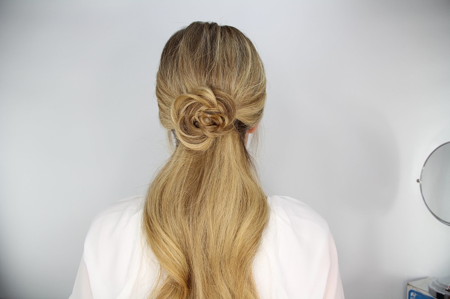 'Bông hồng' trên tóc cực đẹp với 5 bước đơn giản