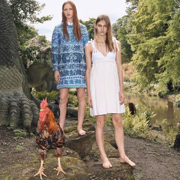 Victoria Beckham cho người mẫu...bế gà trong lookbook mới 