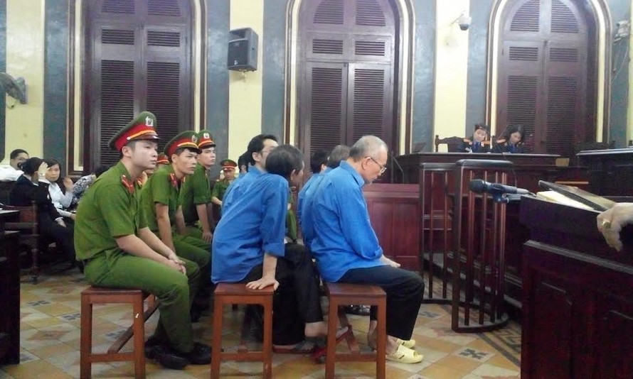 Các bị cáo tại tòa. Ảnh Việt Văn