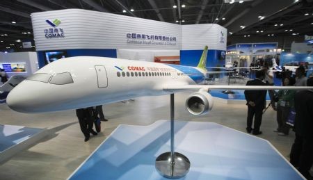 Trung Quốc ra mắt máy bay dân dụng đầu tiên chế tạo
