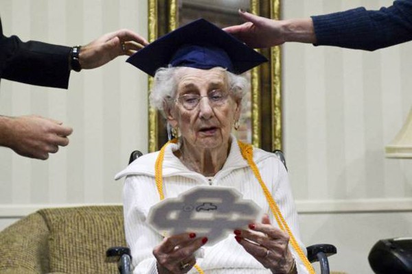 Cụ bà 97 tuổi bật khóc khi nhận bằng tốt nghiệp cấp 2