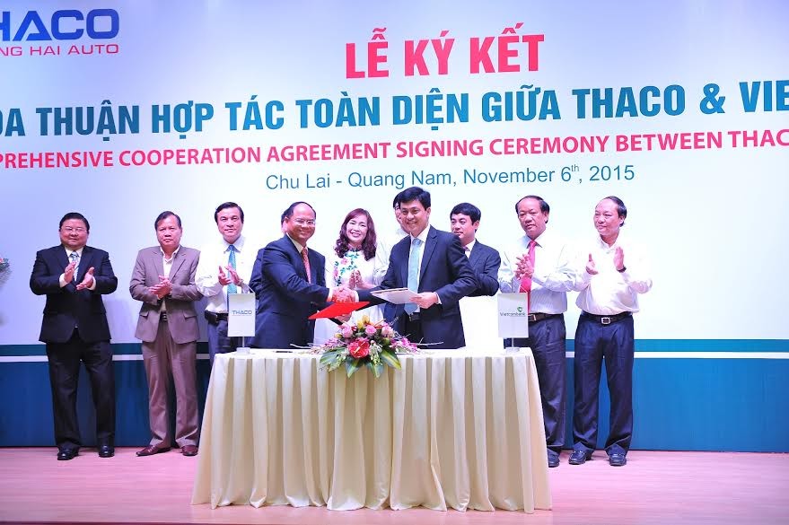 Đại diện Vietcombank, ông Huỳnh Song Hào - Giám đốc Khối Bán lẻ (hàng đầu, bên phải) ký kết hợp tác bán lẻ với Thaco