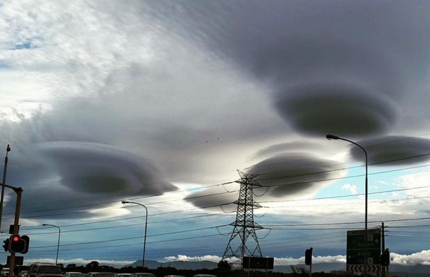 Hàng loạt mây 'đĩa bay' xuất hiện, dân hoang mang lo sợ