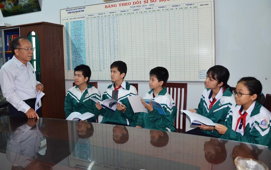 Thầy hiệu trưởng cùng 5 học sinh xuất sắc tại trường THCS Phan Chu Trinh 