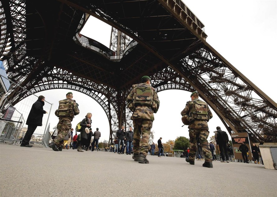 Paris thắt chặt an ninh sau khủng bổ. Ảnh NBC News 