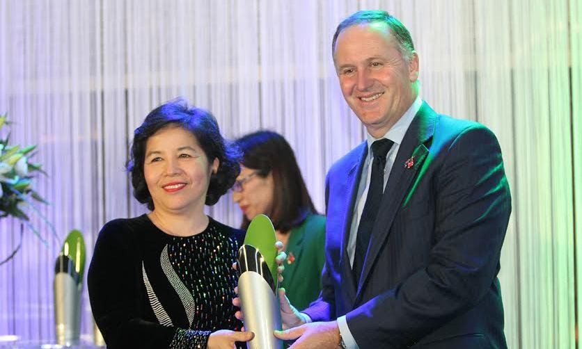 Thủ tướng John Key trao giải thưởng New Zealand ASEAN cho bà Mai Kiều Liên.