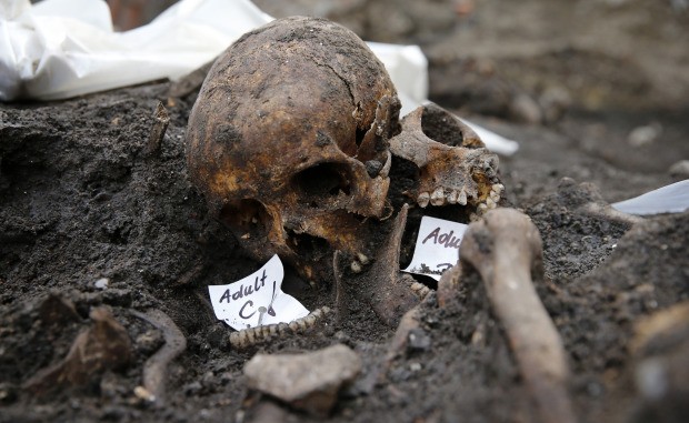 Bàng hoàng tìm thấy hố chôn 277 hài cốt dưới ga tàu