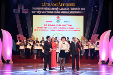 Bà Đào Phương Hoa – Phó Ban Truyền thông đại diện Tổng công ty Viễn thông MobiFone nhận giải thưởng do lãnh đạo Bộ Công Thương trao tặng 