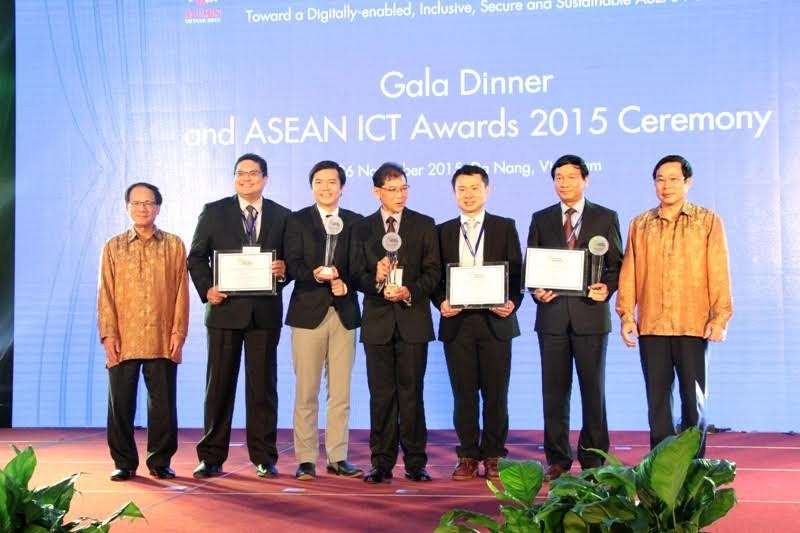 Đại diện BTC trao giải cao nhất cho các sản phẩm đạt giải ASEAN ICT AWARDS 2015. 