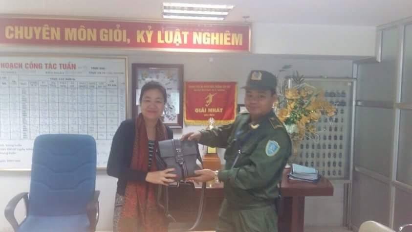Đại diện Đội an ninh cơ động Sân bay Nội Bài đã tận tay trao lại tài sản bỏ quên cho chị Yến