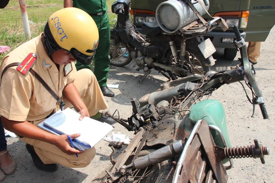 Cảnh sát giao thông lập biên bản xử lý một trường hợp xe máy “cà tàng”. Ảnh Việt Văn
