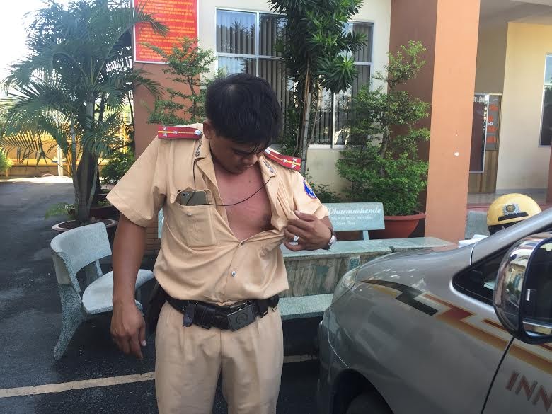 Thượng úy Võ Văn Thoại bị tài xế toàn “hành hung” ngay trên xe. Ảnh Việt Văn