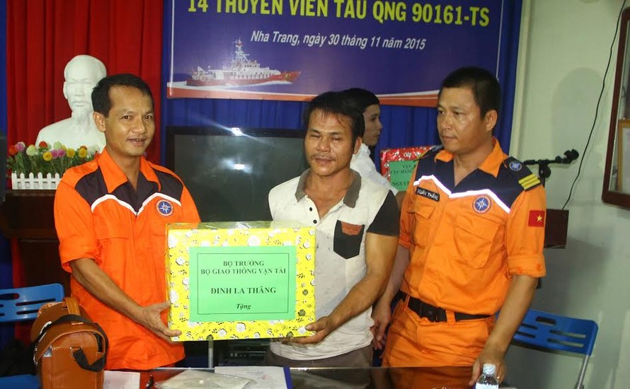 Bộ trưởng GTVT gửi quà tặng các thuyền viên vừa thoát nạn