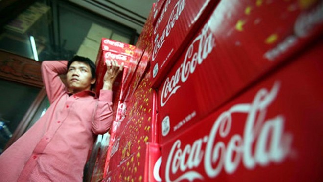 Cách để Coca Cola dù liên tục mở rộng mạng lưới kinh doanh, bán hàng tốt, nhưng vẫn lỗ nằm ở chi phí nguyên phụ liệu, trong đó chủ yếu là hương liệu được nhập trực tiếp từ công ty mẹ với giá rất cao. 