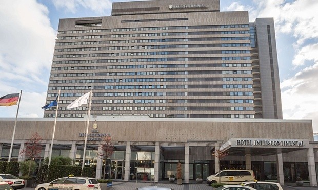 Khách sạn Intercontinental tại Frankfurt nơi tìm thấy xác nạn nhân. Ảnh:AFP