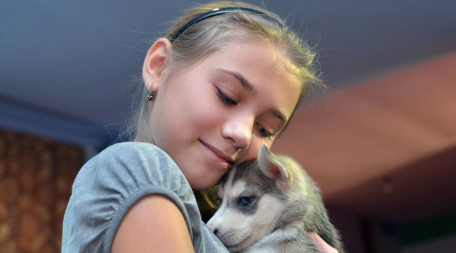 Bé Olga hạnh phúc bên chú chó do ông Putin tặng. 