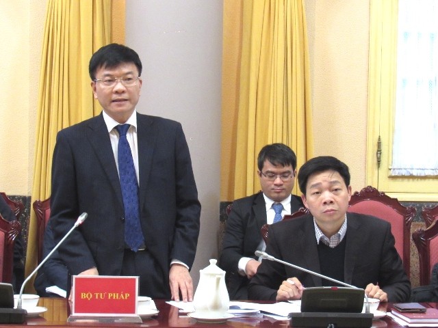 Thứ trưởng Tư pháp Lê Thành Long (trái) và ông Trần Văn Dũng, Phó Vụ trưởng Vụ Hình sự - Hành chính Bộ Tư pháp (phải) tại họp báo