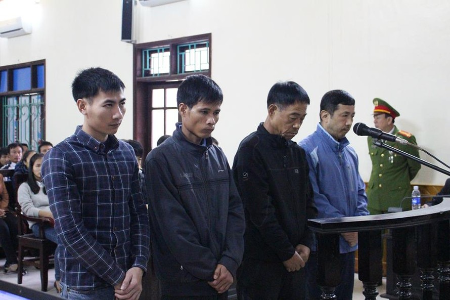 Bốn bị cáo nghe đại điện VSKND tỉnh Hà Tĩnh đọc bản luận tội. 