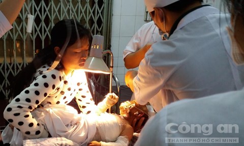 Hai mẹ con chị Mó Ân đang nằm cấp cứu tại Bệnh viện đa khoa tỉnh Đắk Lắk- Ảnh: Bảo Bình