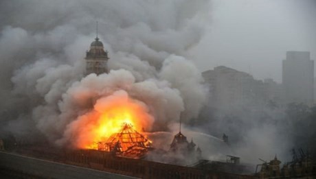 Bảo tàng 150 tuổi bốc cháy ngùn ngụt, lính cứu hỏa thiệt mạng