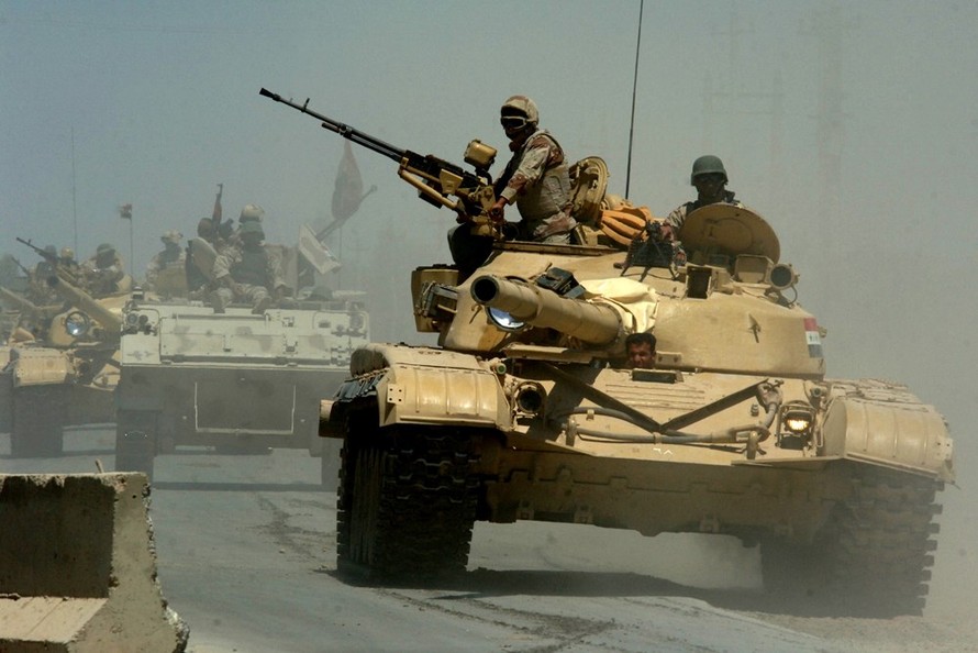 Xe tăng quân đội Iraq di chuyển trên đường cao tốc. Ảnh: AFP