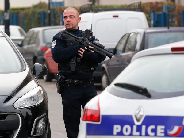 Cảnh sát Pháp bắt giữ một phụ nữ mang 'bụng bầu' bằng... nhôm