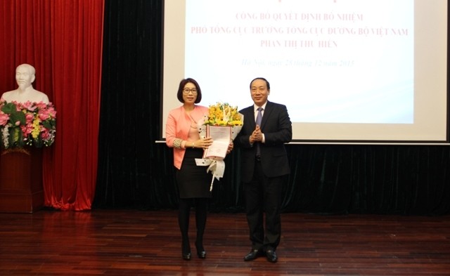 Thứ trưởng GTVT Nguyễn Hồng Trường trao quyết định bổ nhiệm cho bà Phan Thị Thu Hiền.
