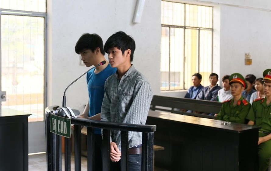 Vương (áo xanh) và Thiên tại phiên tòa 