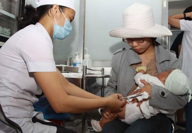 Trẻ được tiêm vaccine Pentaxim 5 trong 1 tại Trung tâm Y tế dự phòng TPHCM ngày 26/12. Ảnh: Quốc Ngọc 