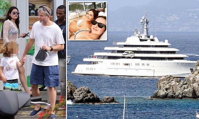 Bỏ mặc Chelsea, Abramovich thư giãn trên du thuyền đắt nhất thế giới